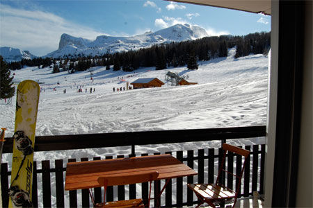 Photo de Superdevoluy depuis un balcon avec un snowboard au ski